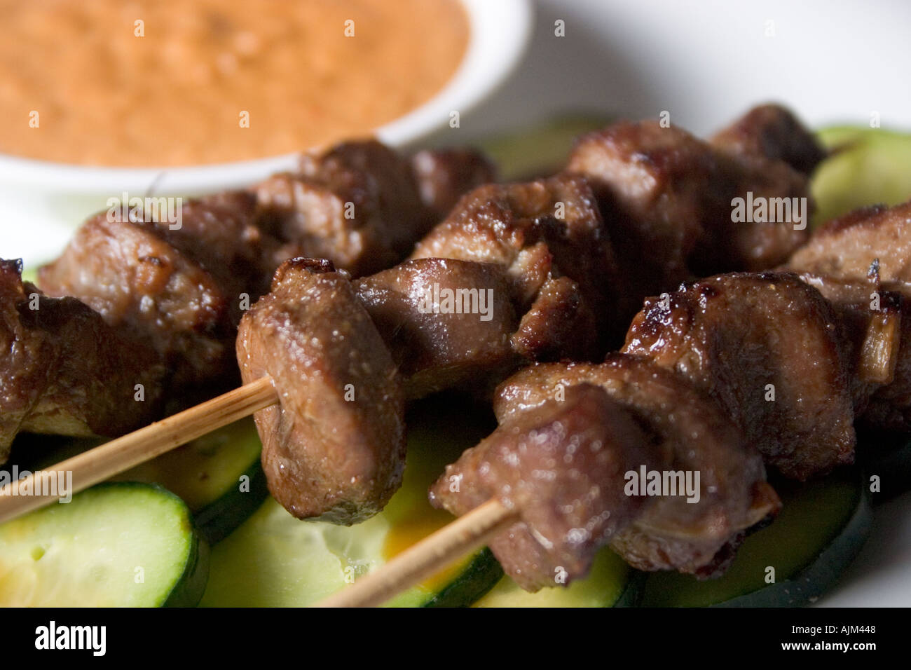 Lamm-Satay mit Erdnuss-Sauce und Reis Stockfoto
