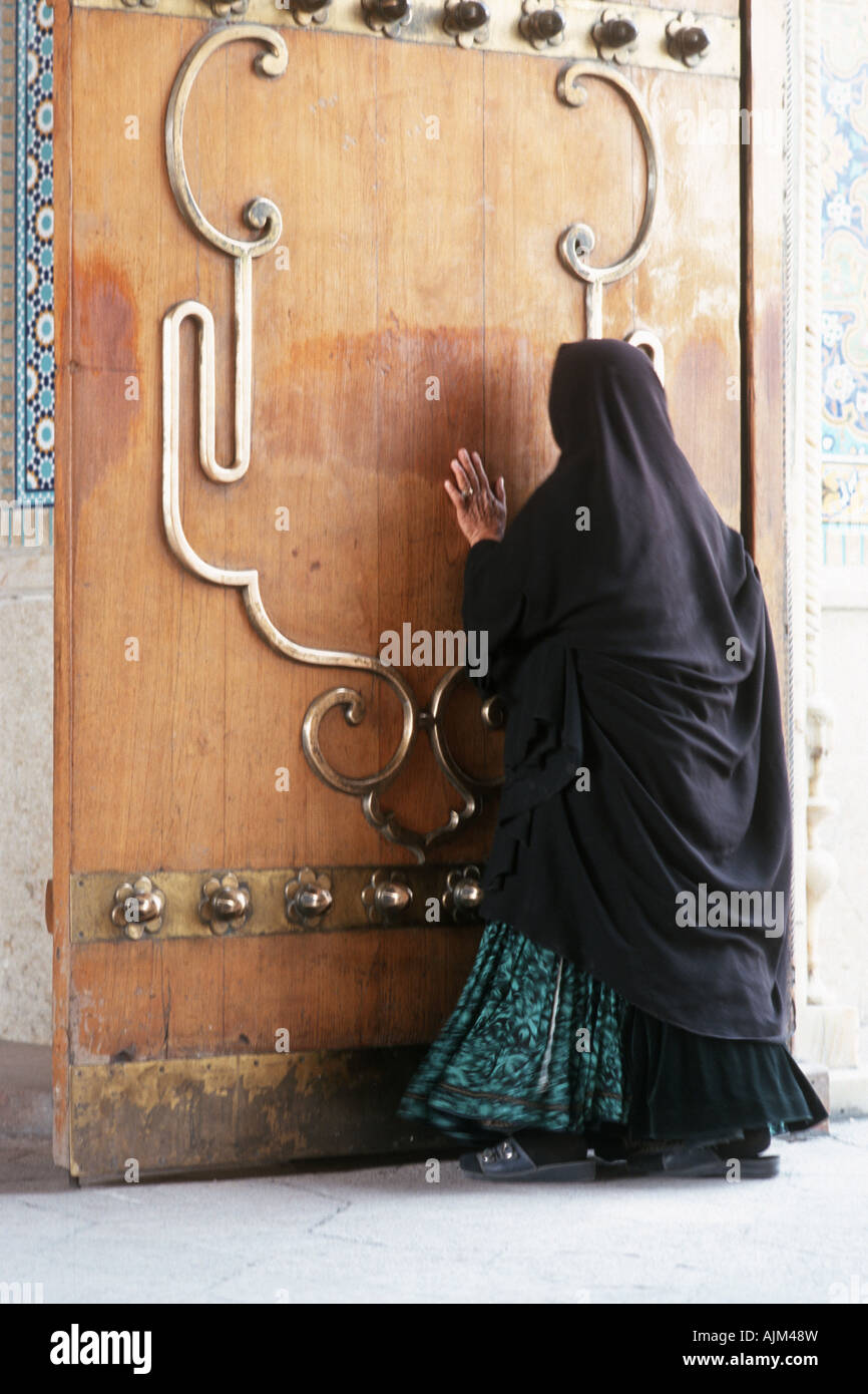 muslimische Frau am Eingang zum Shah Cheragh-Mausoleum, Iran, Shiraz Stockfoto