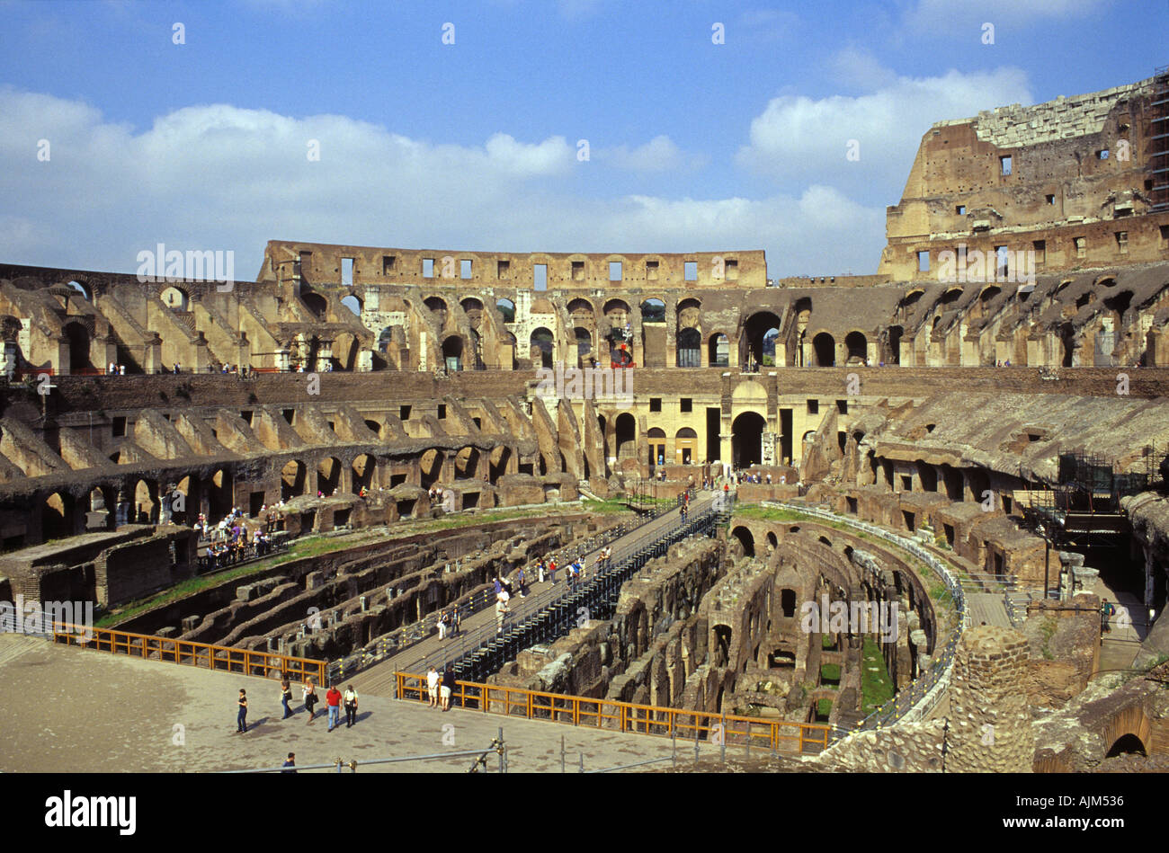 Ein Blick auf das Innere des antiken Kolosseum in Rom Italien Stockfoto