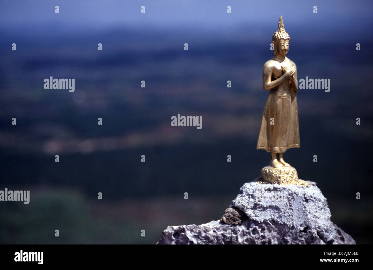 Eine Buddha-Statue auf der Tiger Cave Tempel-Komplex in der Nähe von Krabi in Südthailand Stockfoto