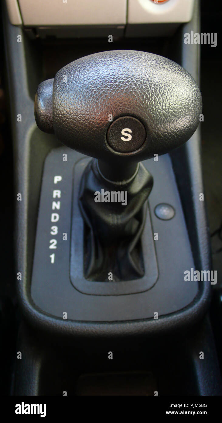 Mittelkonsole eines Autos mit Automatikgetriebe Stockfotografie