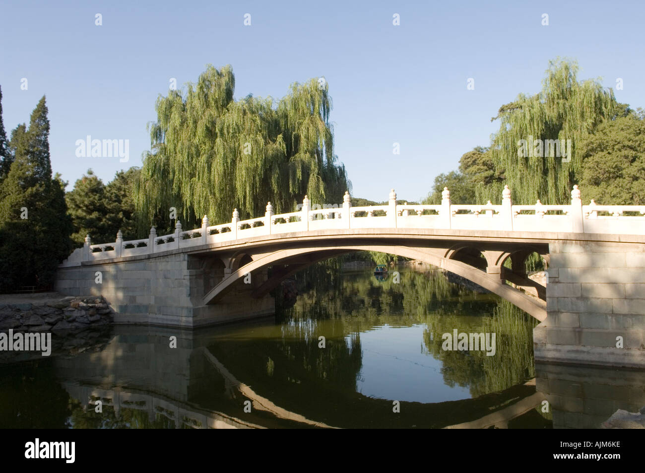 Marmor-Brücke über Kunming-See im kaiserlichen Garten Sommerpalast in Peking UNESCO historischen Weltkulturerbe Stockfoto
