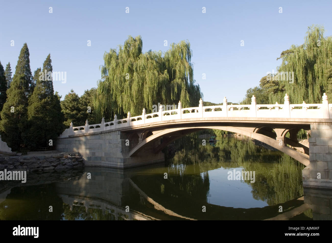 Marmor-Brücke über Kunming-See im kaiserlichen Garten Sommerpalast in Peking UNESCO historischen Weltkulturerbe Stockfoto