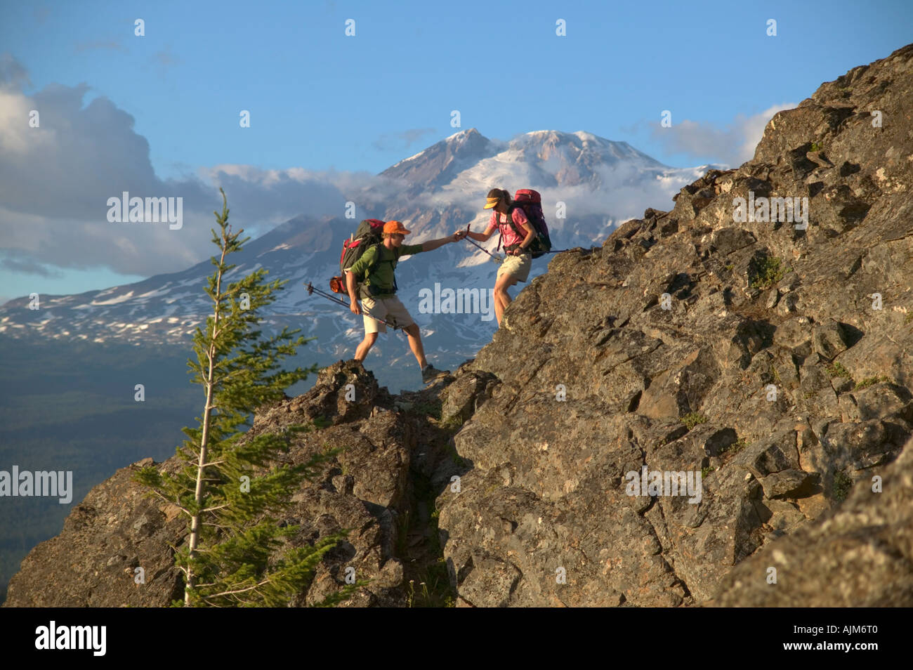 Ein paar Wandern auf einem Bergrücken in der Nähe von Mount Adams Stockfoto