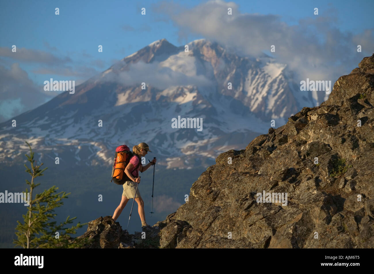 Eine Frau Wanderungen auf einem Bergrücken in der Nähe von Mount Adams WA Stockfoto