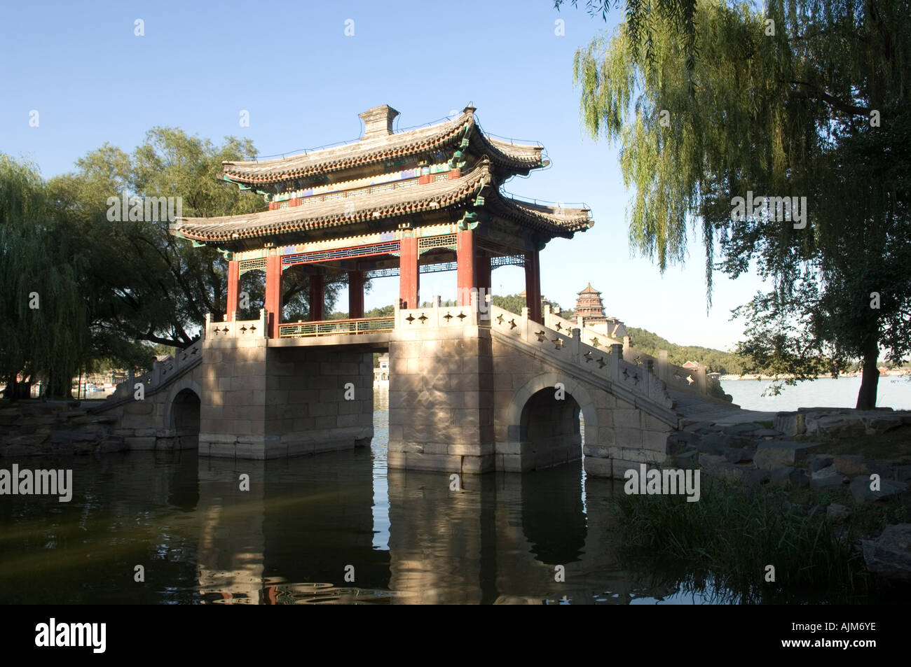 Brücke über Kunming-See im Sommerpalast in Peking Stockfoto