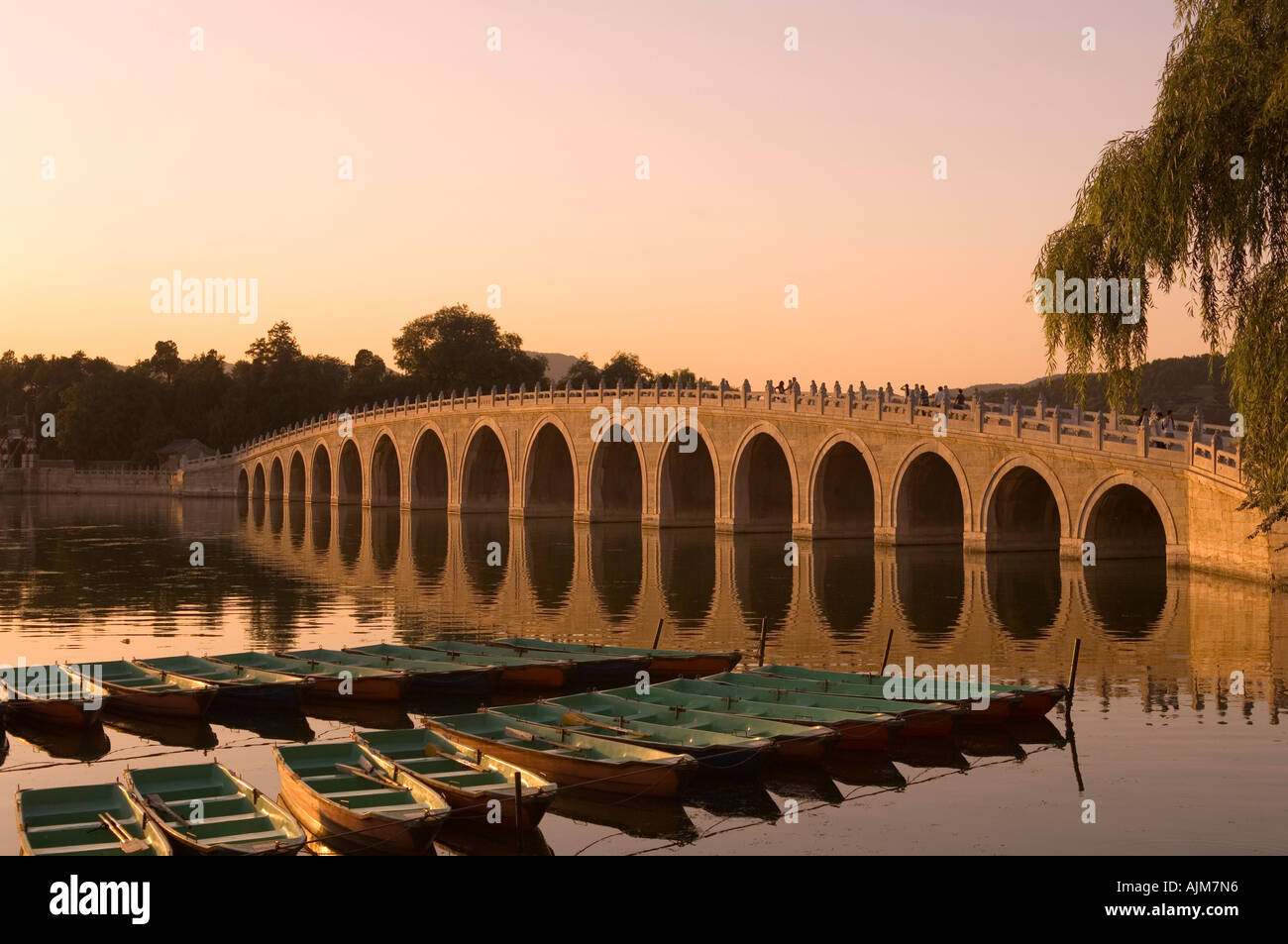 Einer Reihe von bunten Ruderboote am Kunming-See im kaiserlichen Sommerpalast Peking China Stockfoto