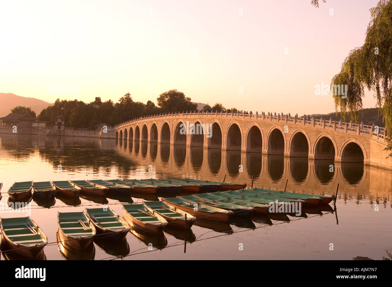 Einer Reihe von bunten Ruderboote am Kunming-See im kaiserlichen Sommerpalast Peking China Stockfoto