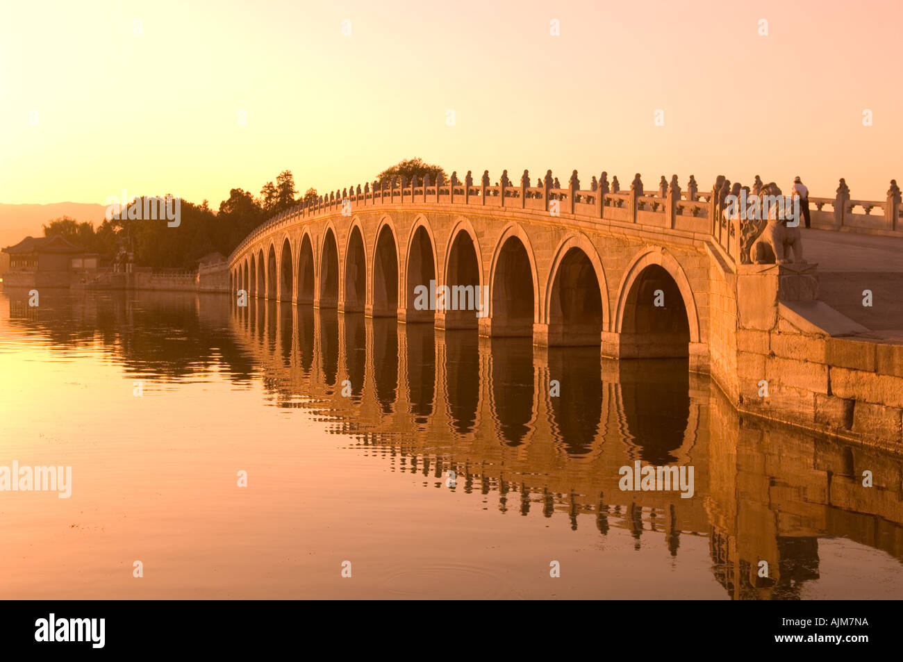 Sonnenuntergang betrachten von Seveteen Bogenbrücke im kaiserlichen Sommerpalast Peking China Stockfoto