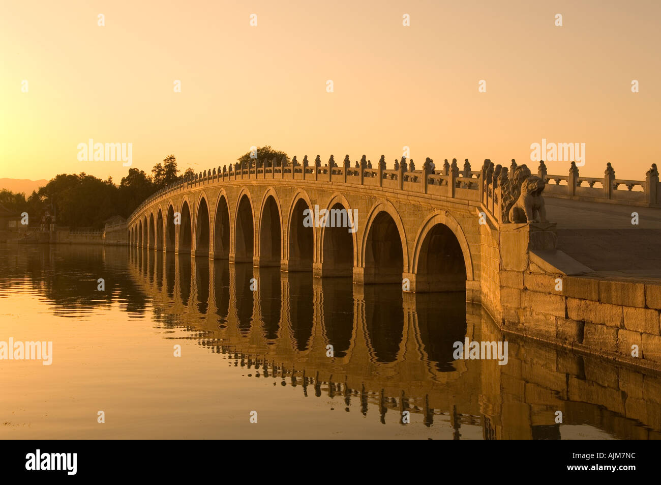Sonnenuntergang betrachten von Seveteen Bogenbrücke im kaiserlichen Sommerpalast Peking China Stockfoto