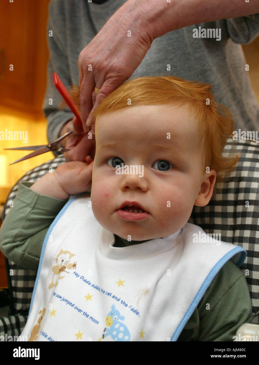 Ein Baby Mit Seiner Ersten Haare Schneiden Im Alter Von 1 1 Jahres Altes Baby Bekampfen Friseur Stockfotografie Alamy