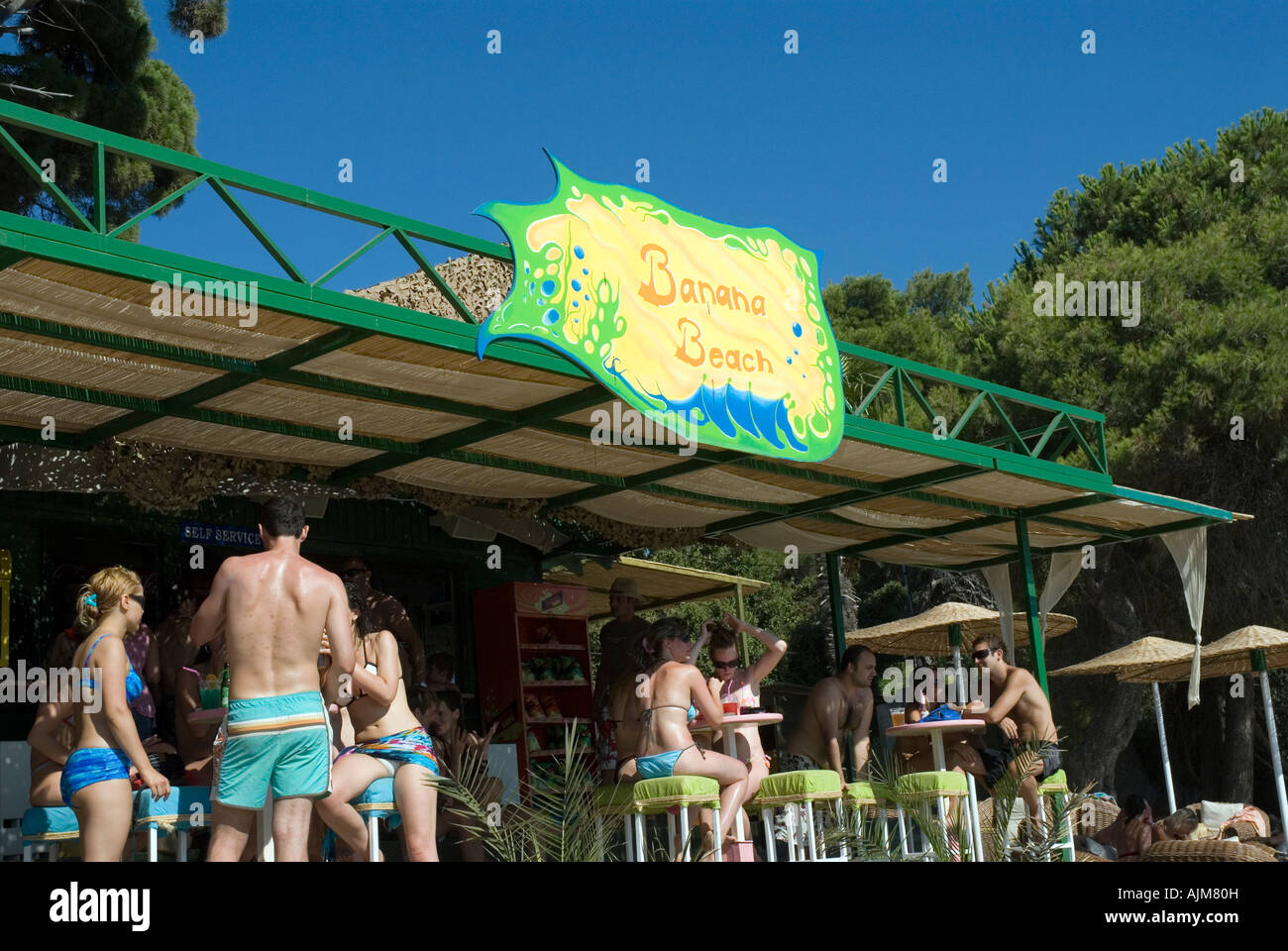 Strandbar Krasa oder Banana Beach Nordküste Skiathos Sporaden Ägäis Griechenland Mittelmeer Stockfoto