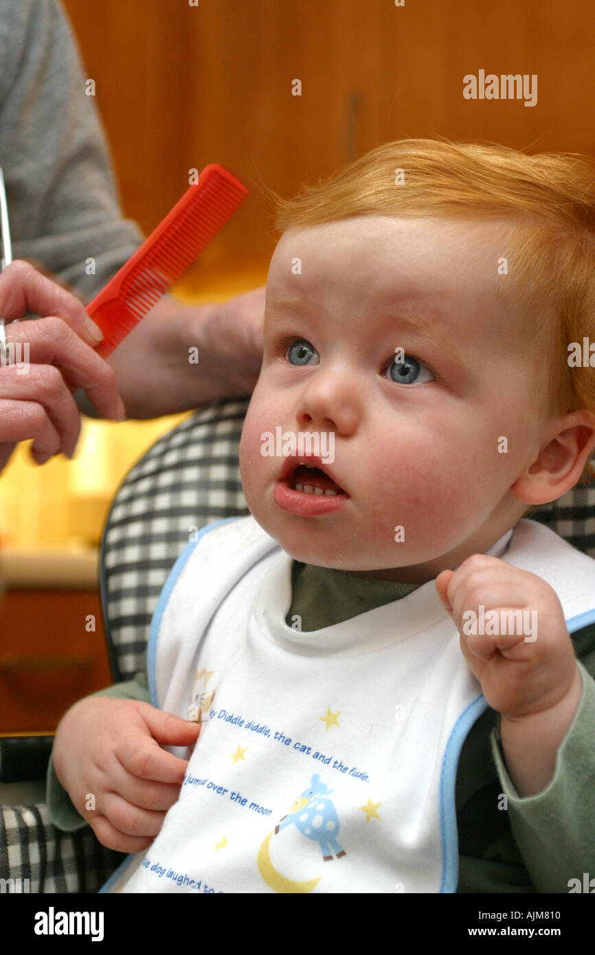 Ein Baby Mit Seiner Ersten Haarschnitt Im Alter Von 1 1 Jahres Altes Baby Ist Im Kampf Gegen Den Friseur Und Immer Verargert Stockfotografie Alamy