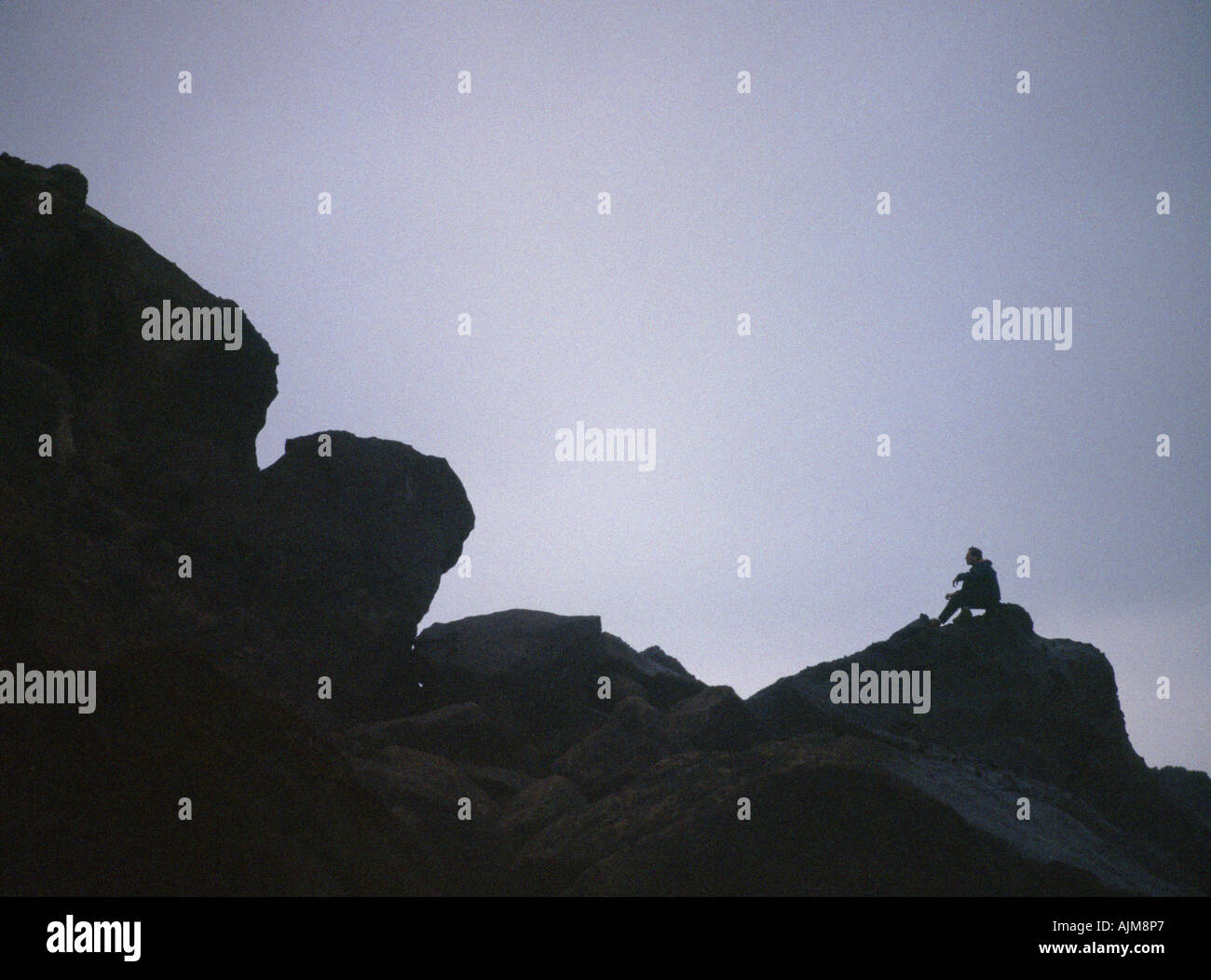 Silhouette der Mann Klettern in den Bergen in Oregon Stockfoto