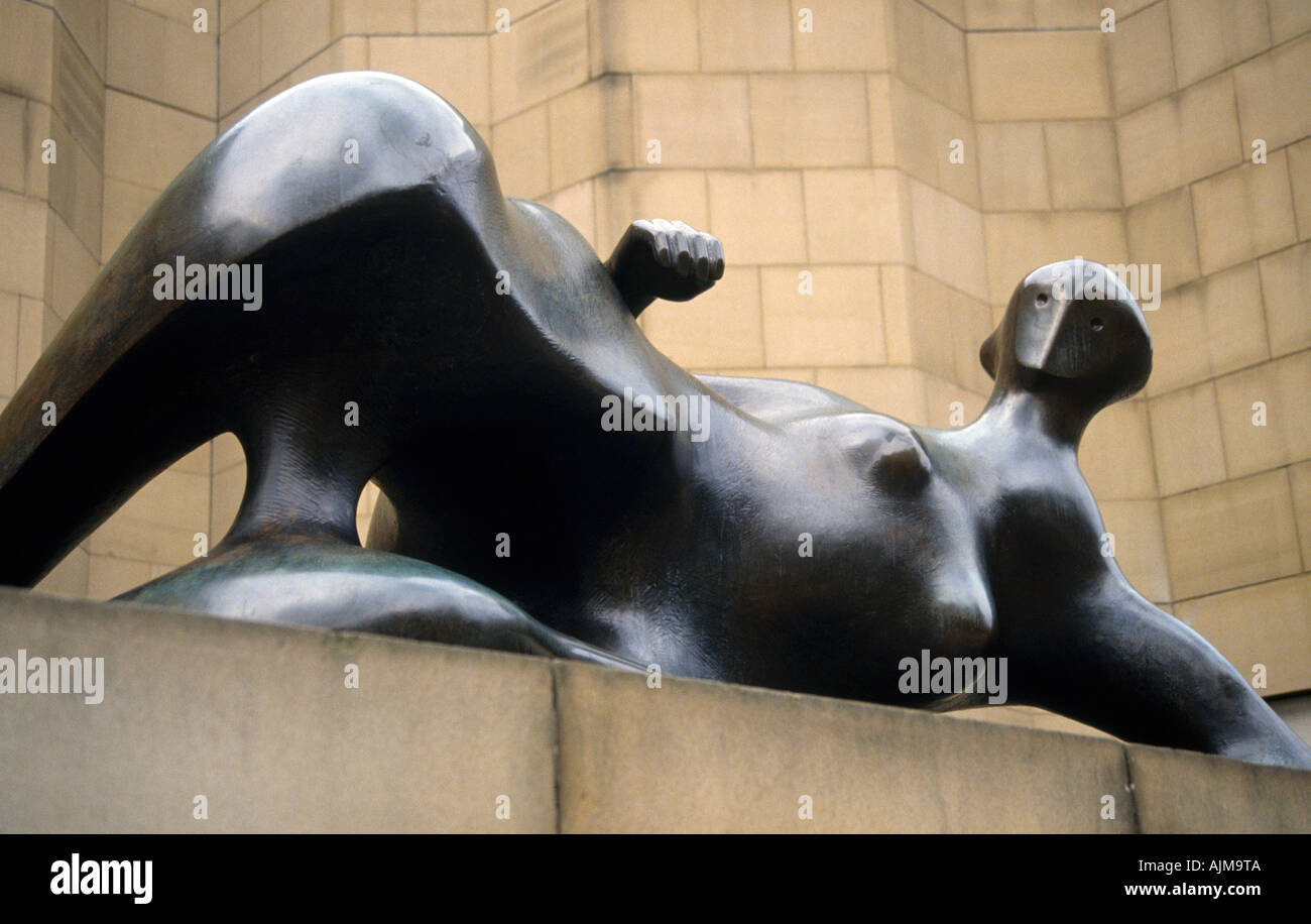 Henry Moore-Statue außerhalb Leeds City Art Gallery Stockfoto