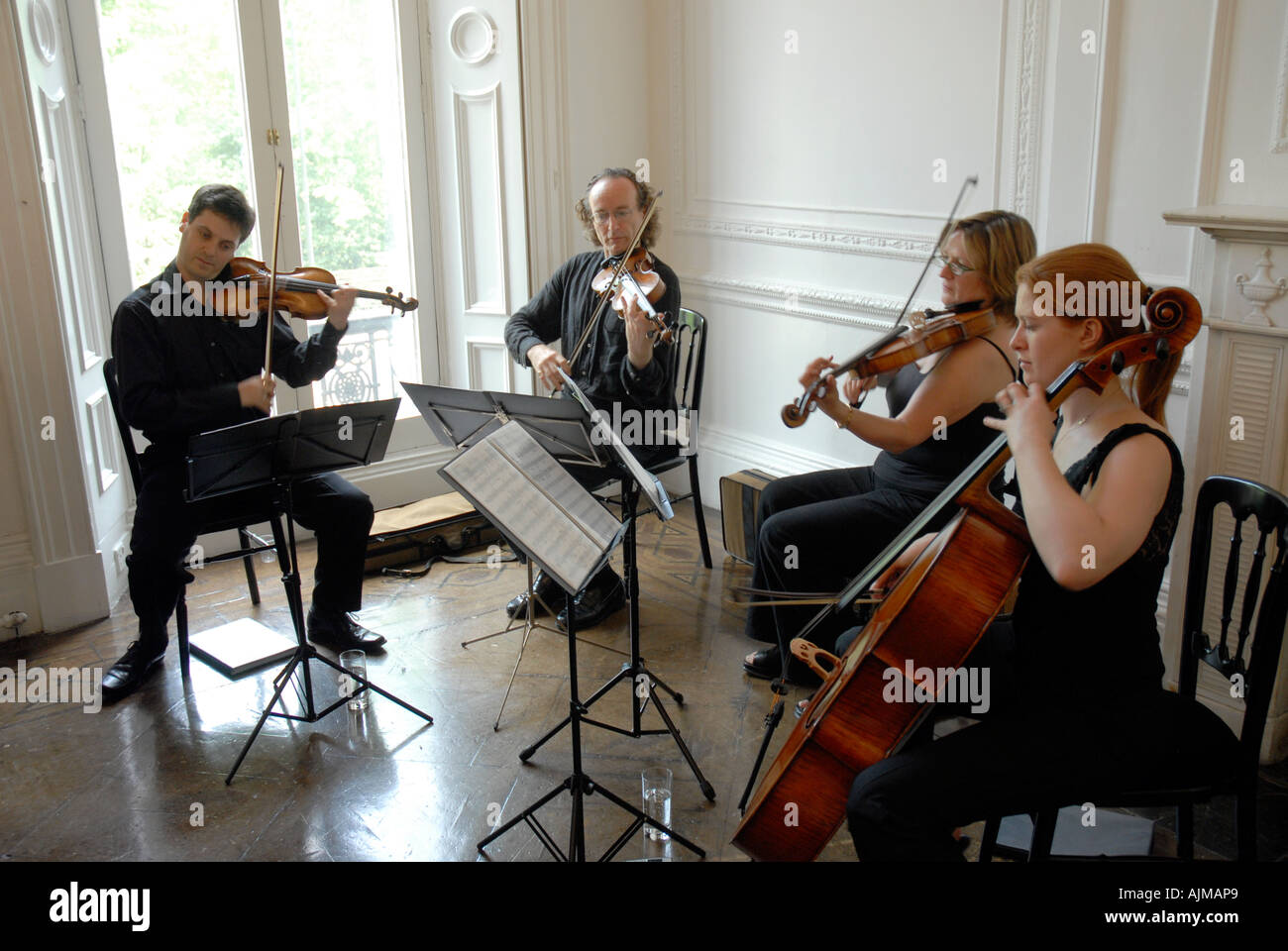 Streichquartett in einem eleganten Haus London spielen Stockfoto