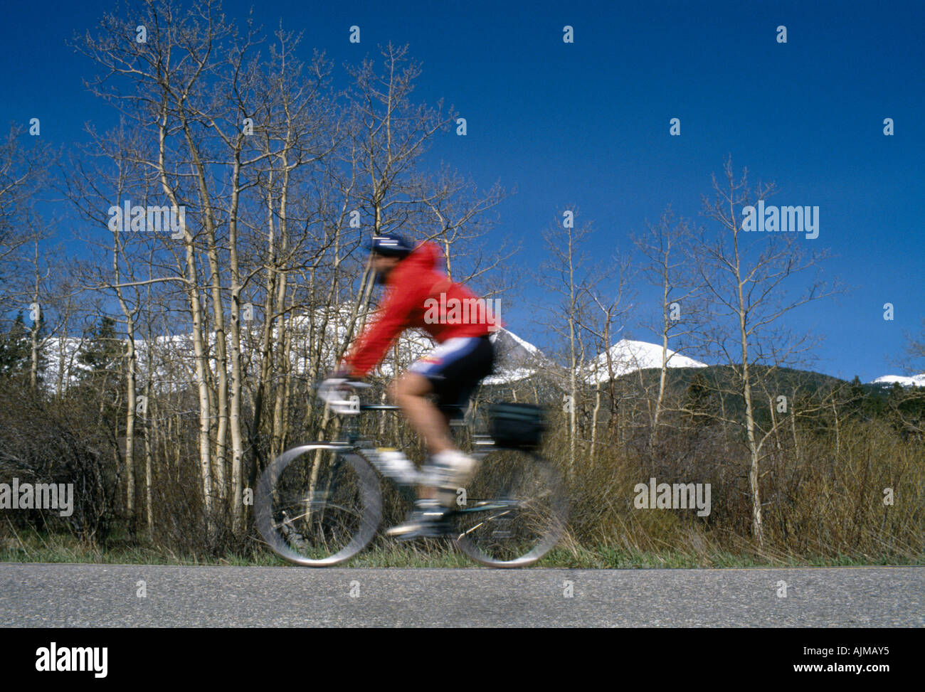 Radfahrer entlang Peak to Peak Scenic Historic Byway in der Nähe von Estes Park CO Stockfoto