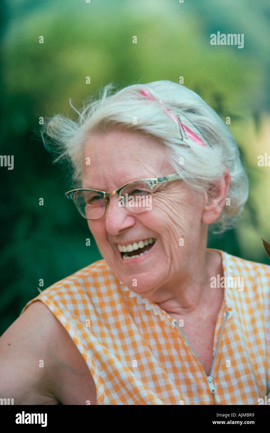 Reife Frau lächelnd Wth Zahnersatz Stockfoto