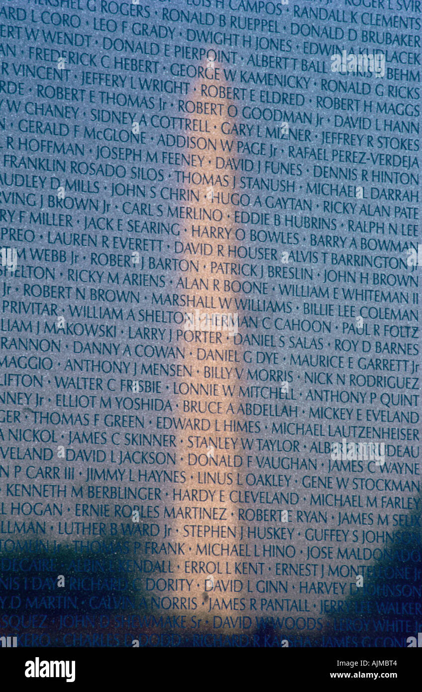 Reflexion des Washington Monument in der Vietnam Memorial-Wand Stockfoto