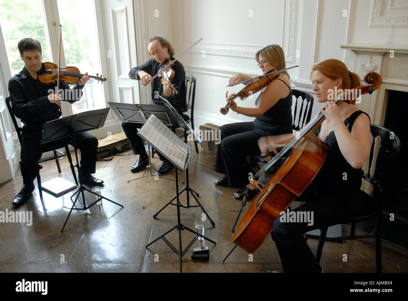 Streichquartett in einem eleganten Haus London spielen Stockfoto