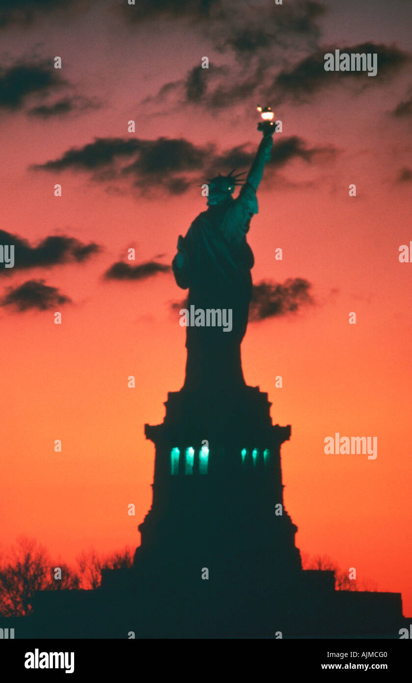 Statue der Libery roten Himmel New York City Stockfoto