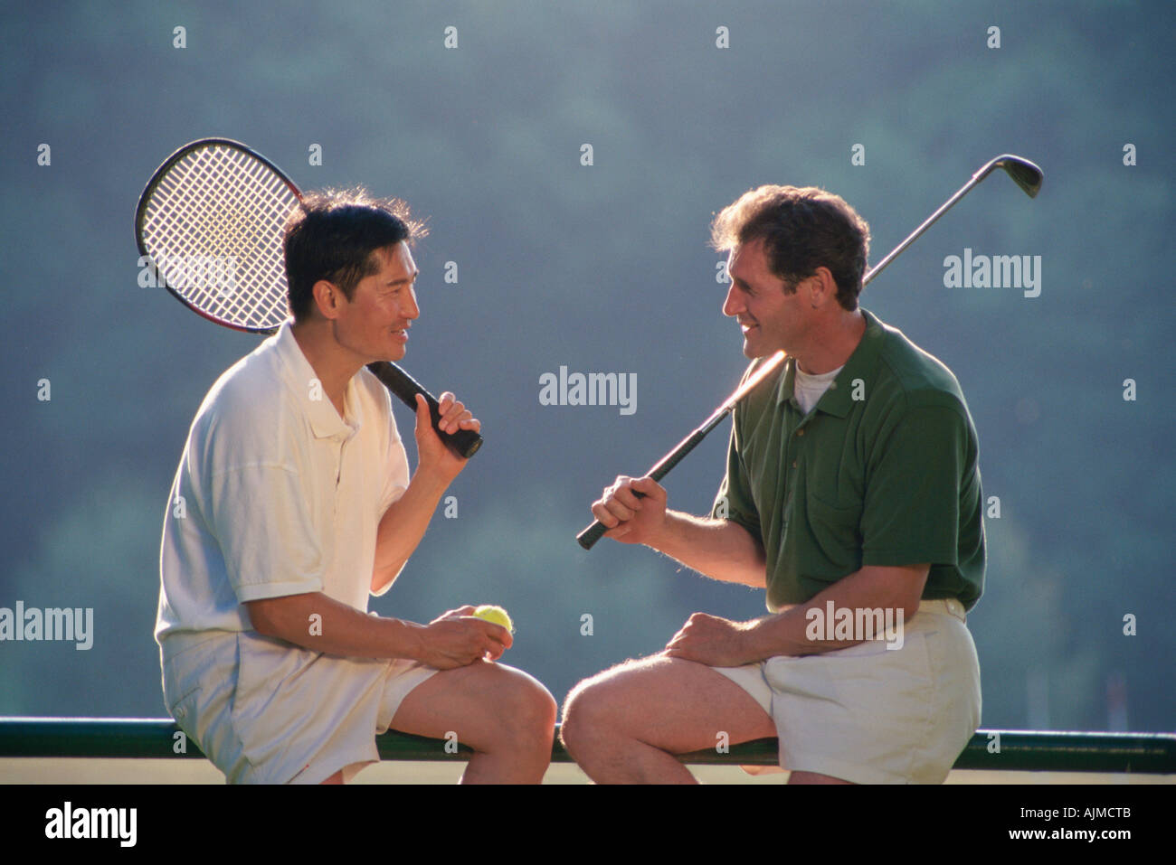 Zwei Männer, ruhen Sie sich nach dem Tennisspielen Stockfoto