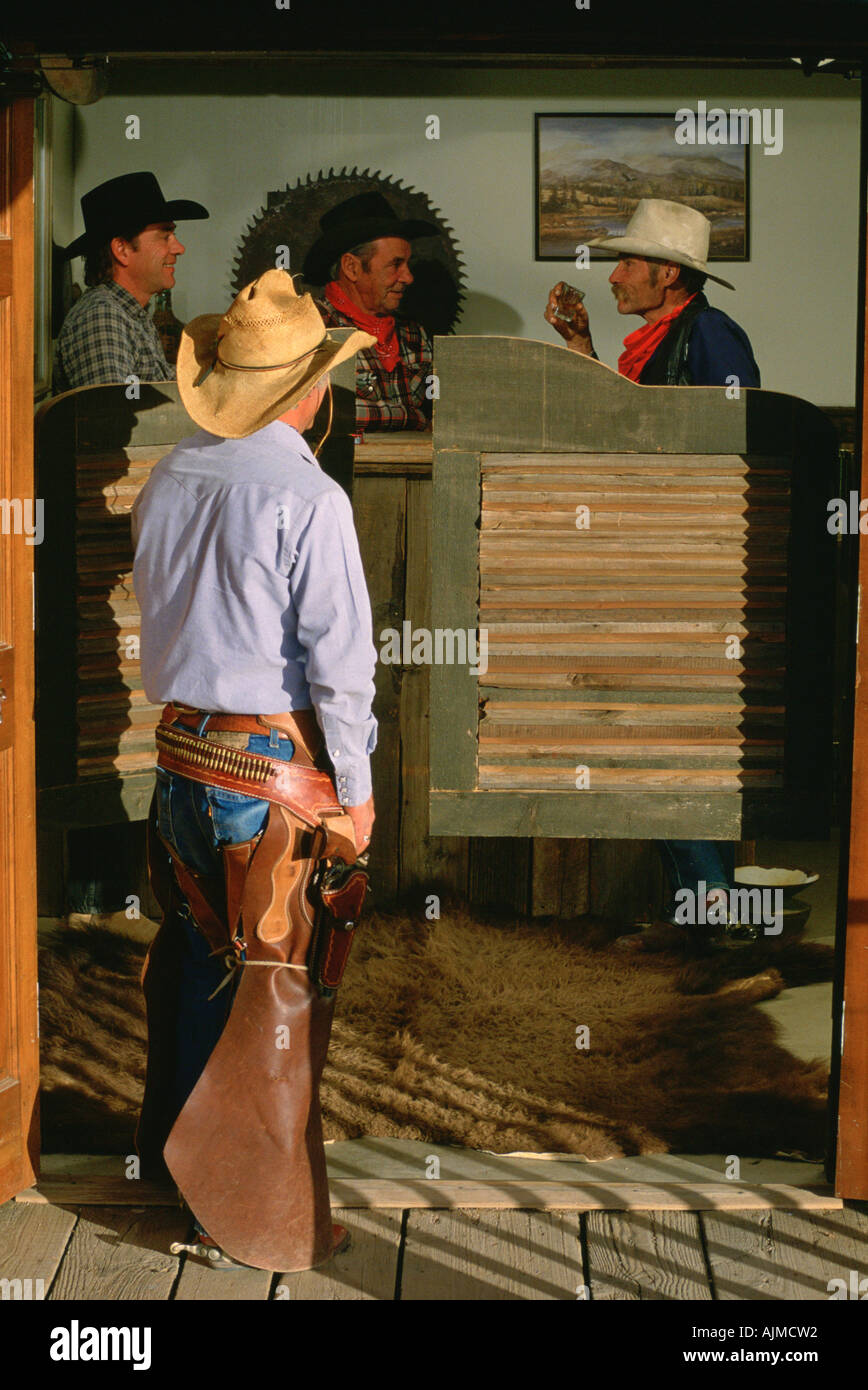 Szene altmodisch der alten Cowboys in eine Geisterstadt-Limousine Stockfoto