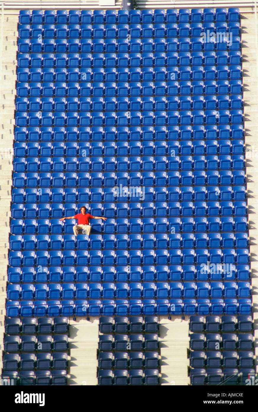 Mann steht allein im Stadion Tribüne Stockfoto