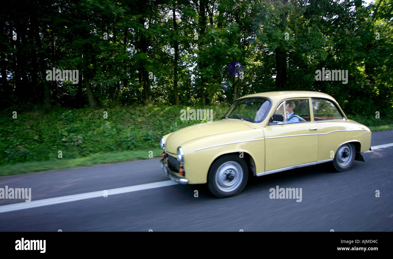 Gelbes Auto auf der Straße Stockfoto