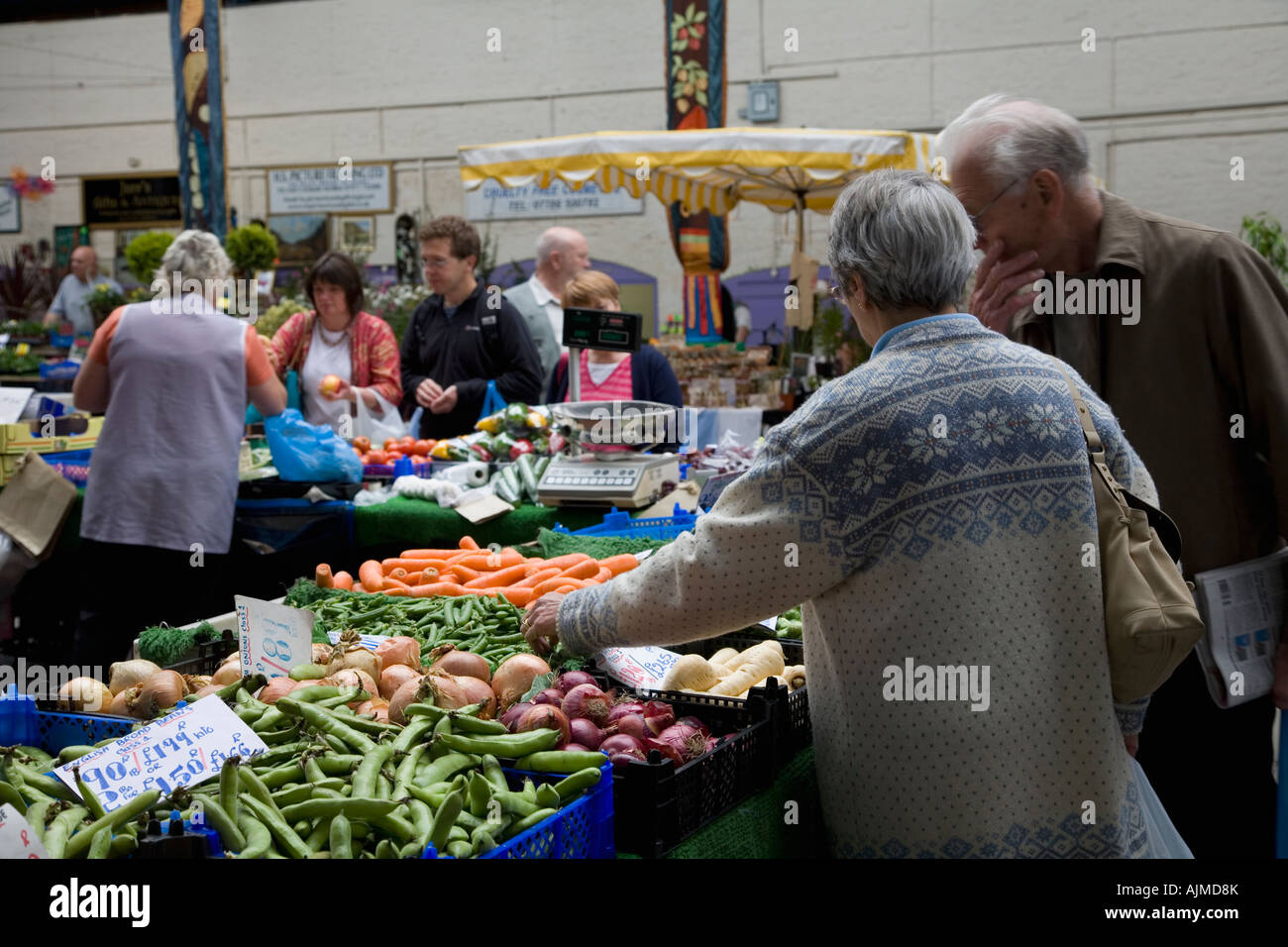 Gemüse Stand am Bauernmarkt Abergavenny, Wales Stockfoto