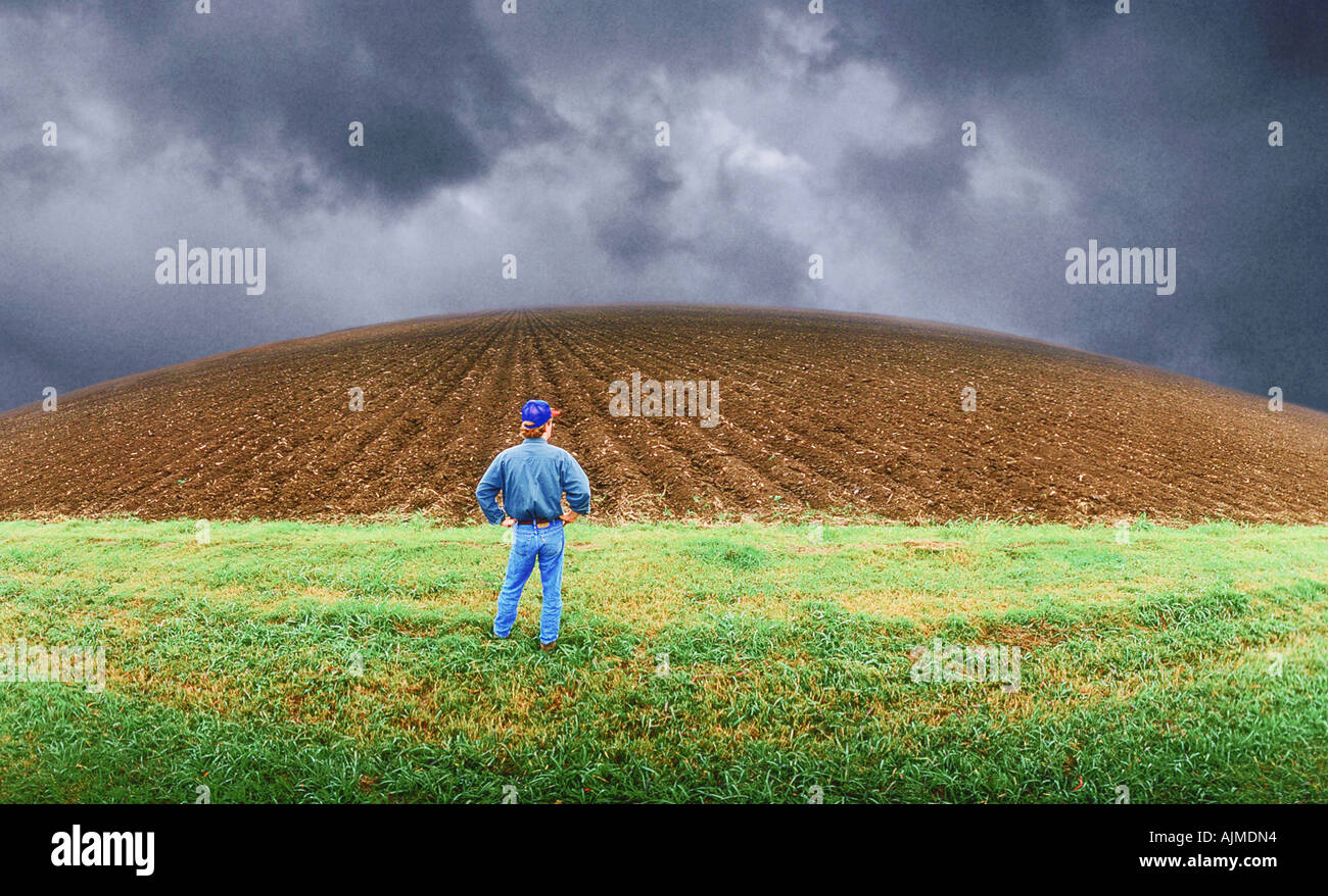 Landwirt in seinem Bereich Zentral-Texas stehen Stockfoto