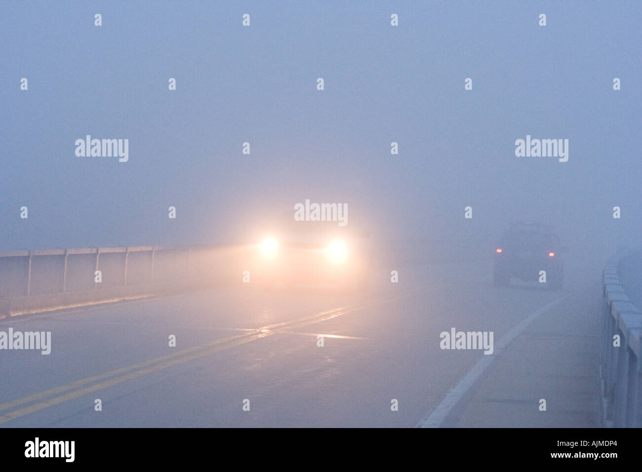Autolichter im dichten Nebel Stockfoto