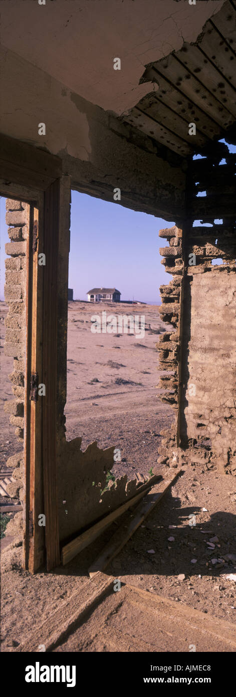 Namibia Wetter Erosion auf Mauerwerk Holzarbeiten von aufzugeben Diamantenmine Gebäude Elizabth Bay Stockfoto
