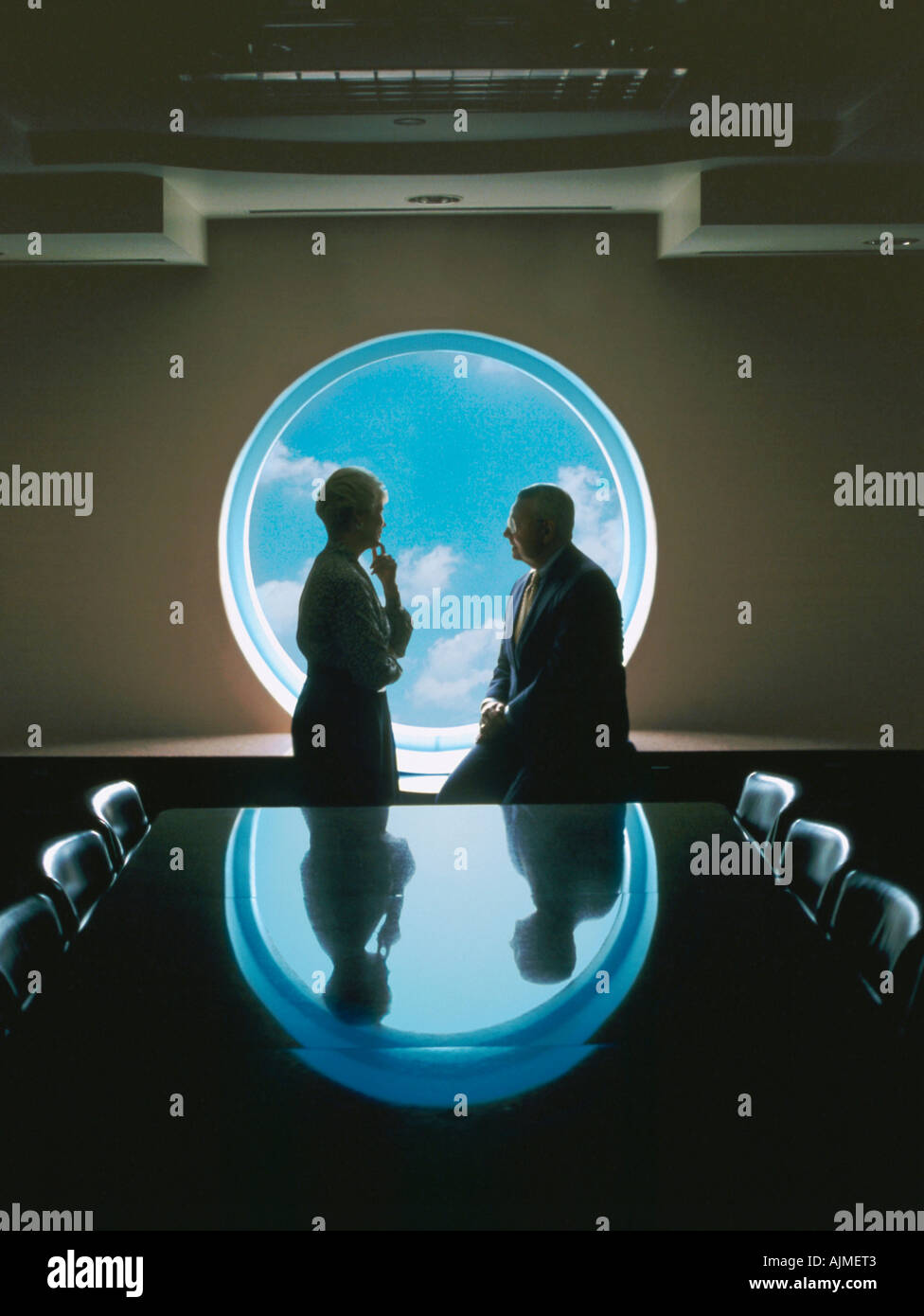 Zwei Geschäftsleute sprechen in einem Sitzungssaal Stockfoto