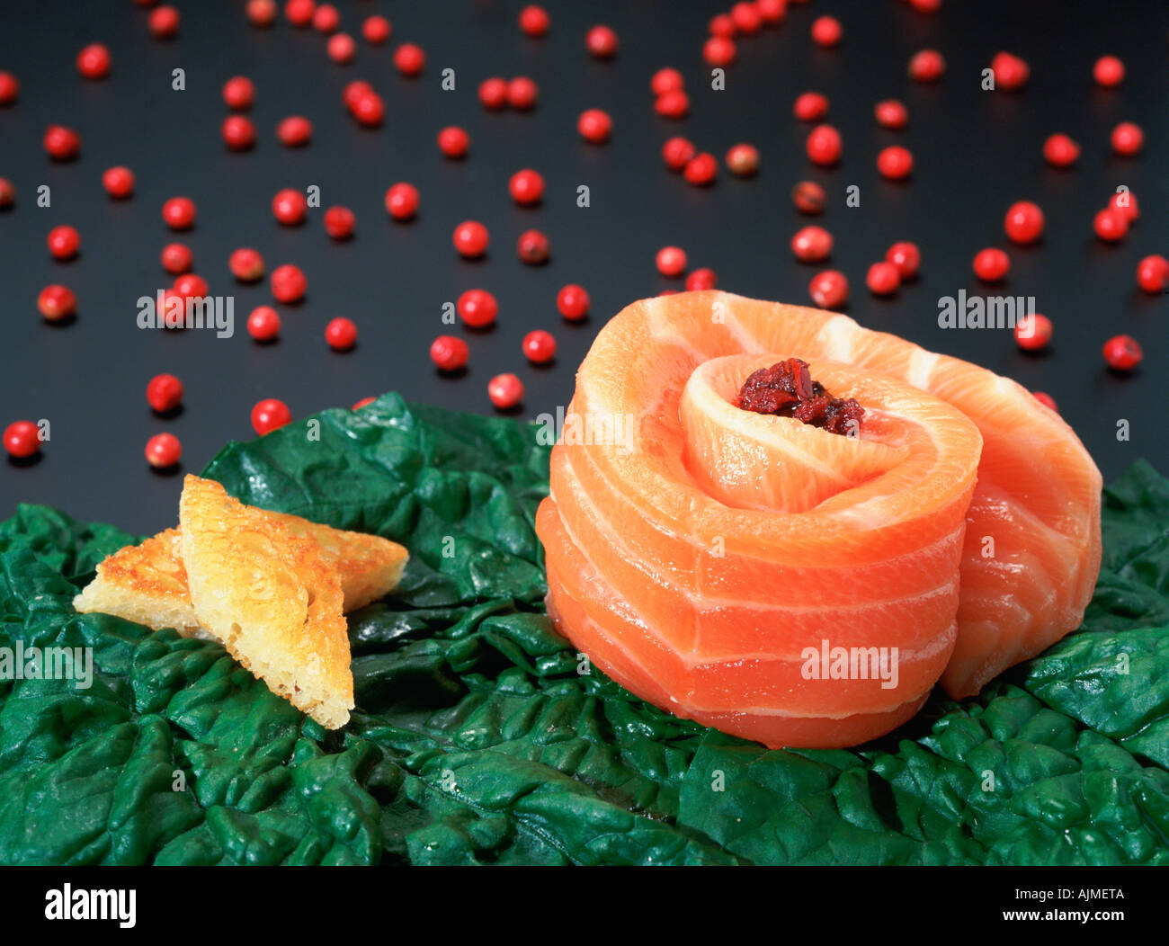 Nahaufnahme von frischen Lachsbrötchen mit Spinat und Pfefferkörner Stockfoto