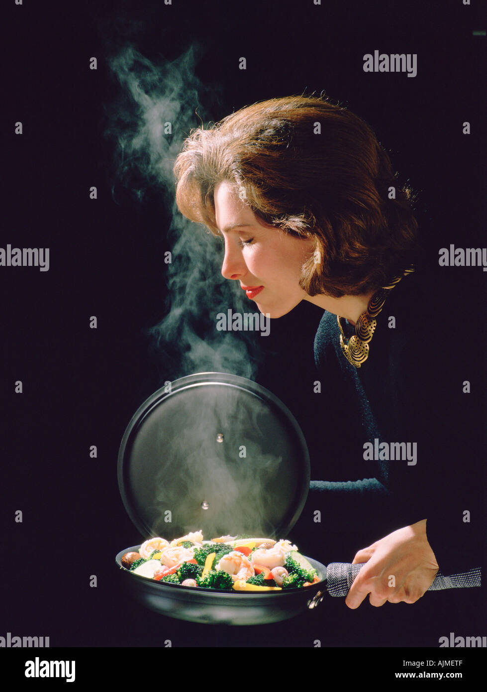 Frau, die duftenden Aromen von ihrer Küche Stockfoto