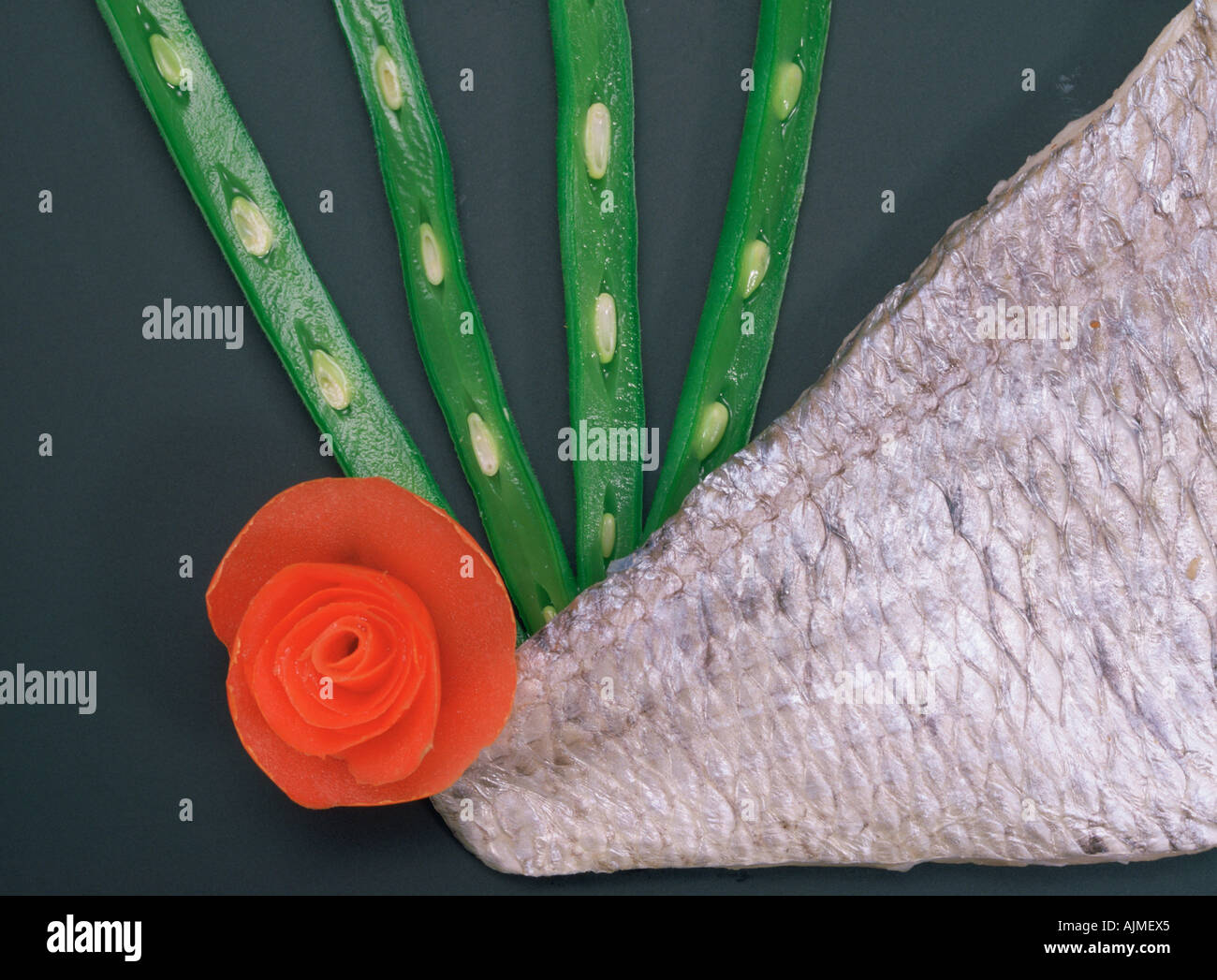 Anordnung der frischen Lachs und grünen Bohnen Stockfoto