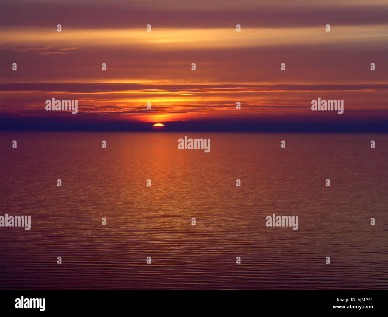 Himmel bei Sonnenuntergang über den Limfjord Dänemark Westjütland und dramatische Farben Stockfoto