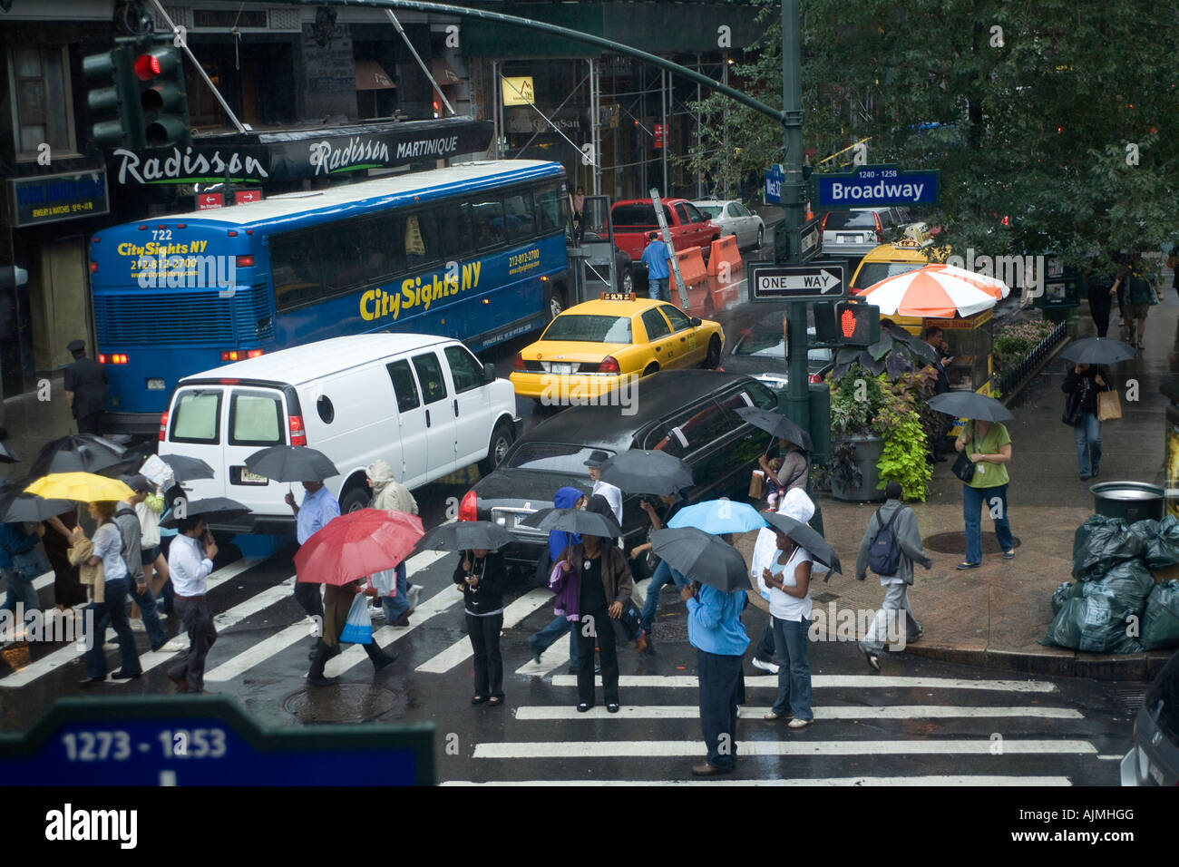 Einem regnerischen Tag in New York City am Broadway und 32nd Street Stockfoto