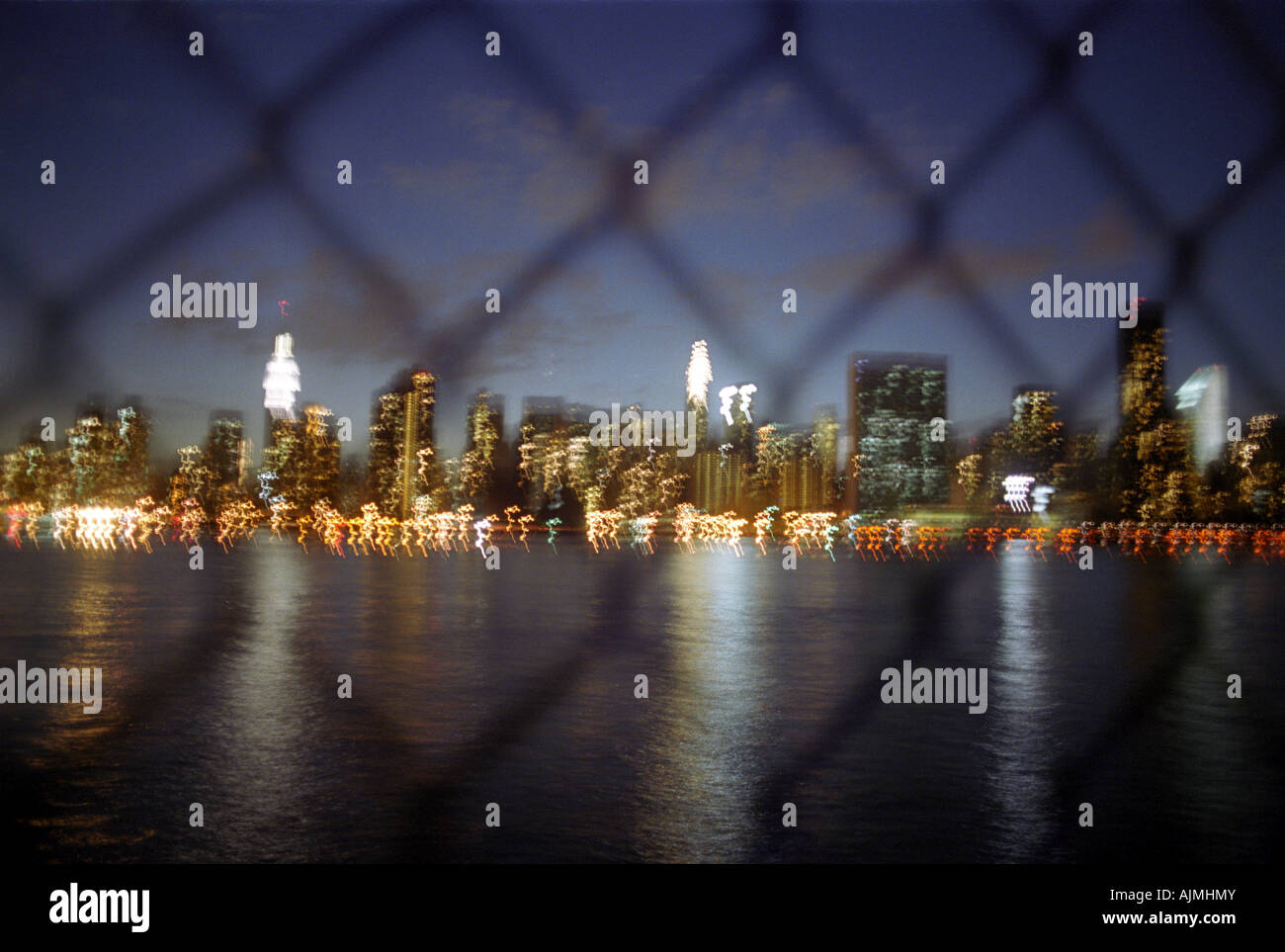 Skyline von NY, nahe Zeit gründlich Maschendraht als ein Käfig. New York sieht aus, wie es im Gefängnis sitzt. Empire State Building zu reflektieren Stockfoto