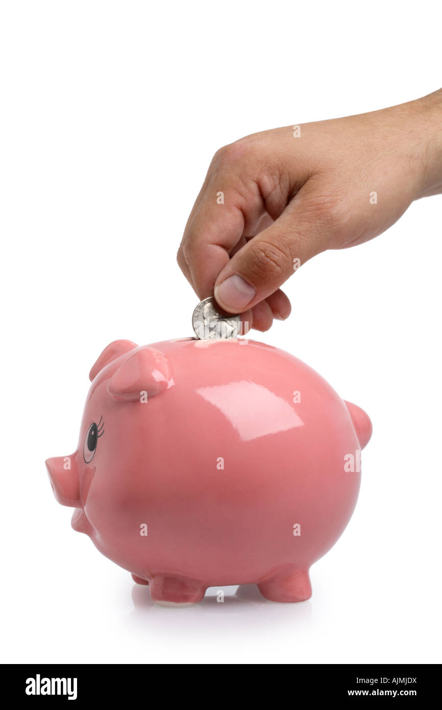 Hand, Geld in Sparschwein auf weißem Hintergrund ausschneiden Stockfoto