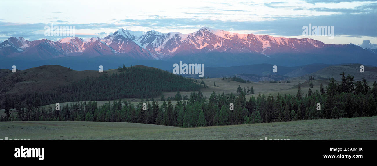 Die Nord-Tschuja reichen bei Sonnenaufgang. Die Kurai Steppe. Altai-Gebirge. Sibirien. Russland Stockfoto