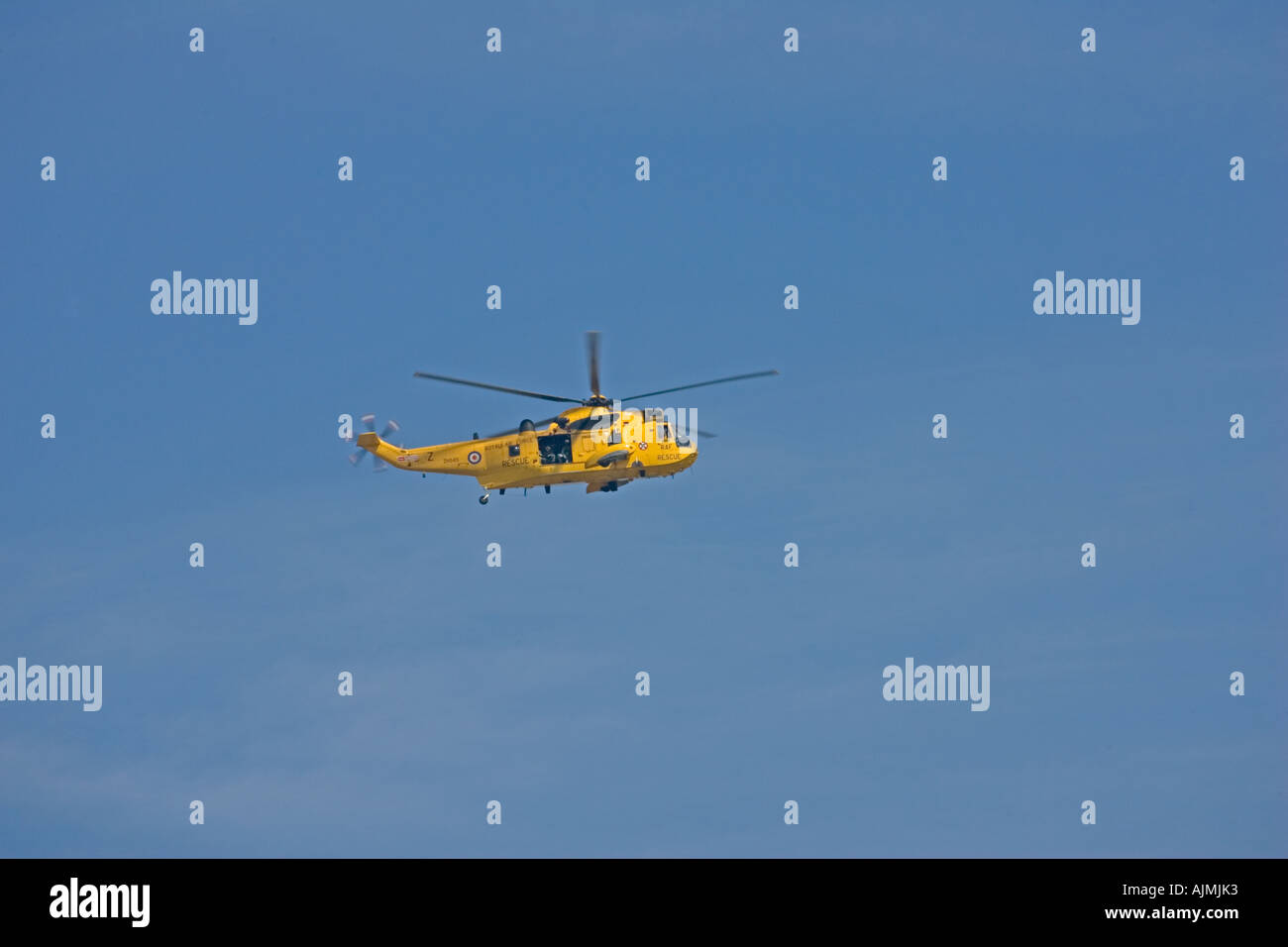 RAF Luft Meer Rettungshubschrauber überfliegt Woolacombe Sands Devon UK Stockfoto