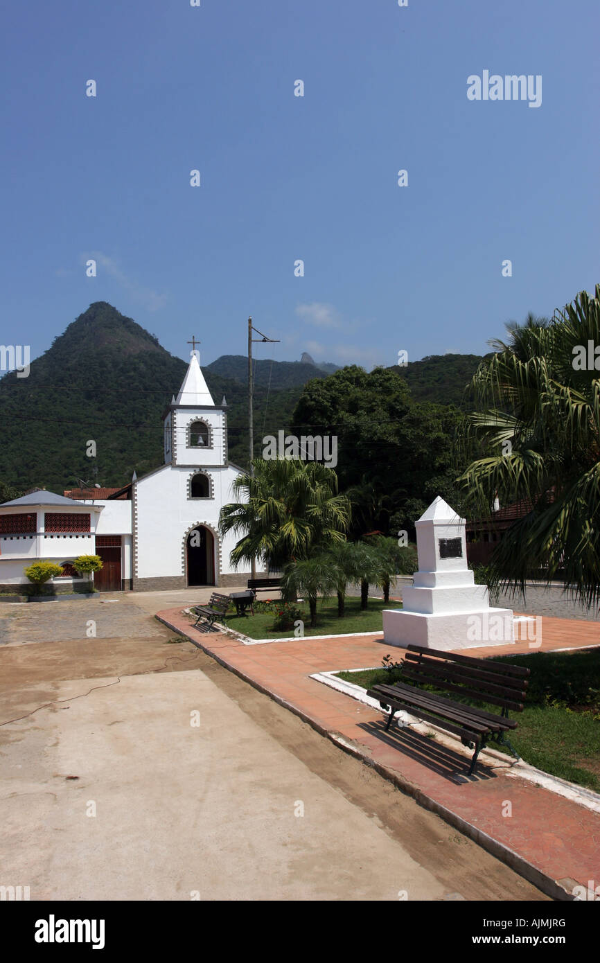 Kirche und Hauptplatz in Abrao Ilha Grande Rio de Janeiro Brasilien Stockfoto