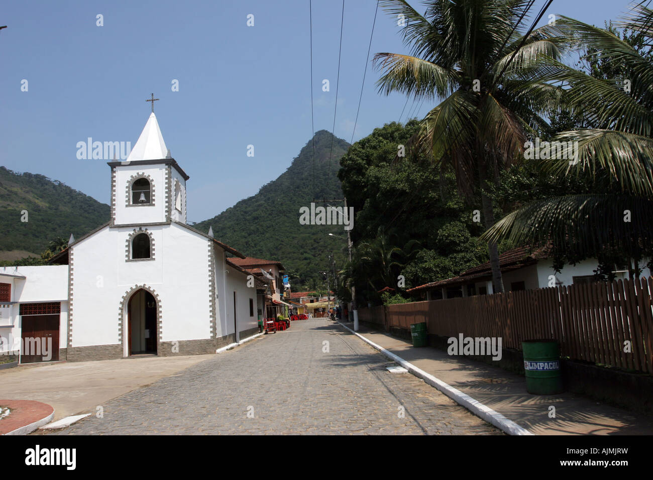 Kirche und und Straße in Abraão, Ilha Grande, Rio De Janeiro, Brasilien Stockfoto
