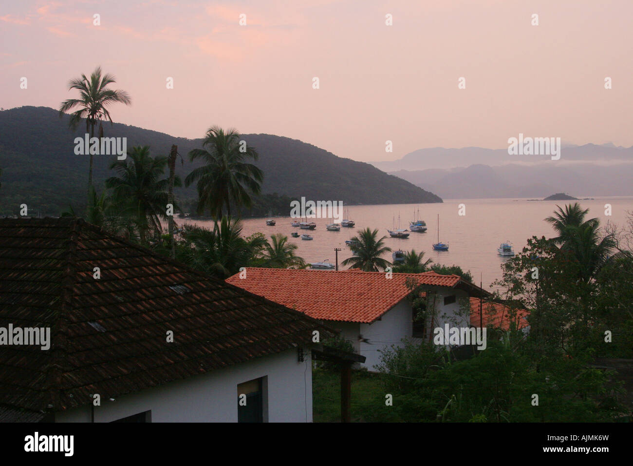 Vila do Abraão, Ilha Grande, Rio De Janeiro, Brasilien. Naturalia Hotel entnommen. Stockfoto