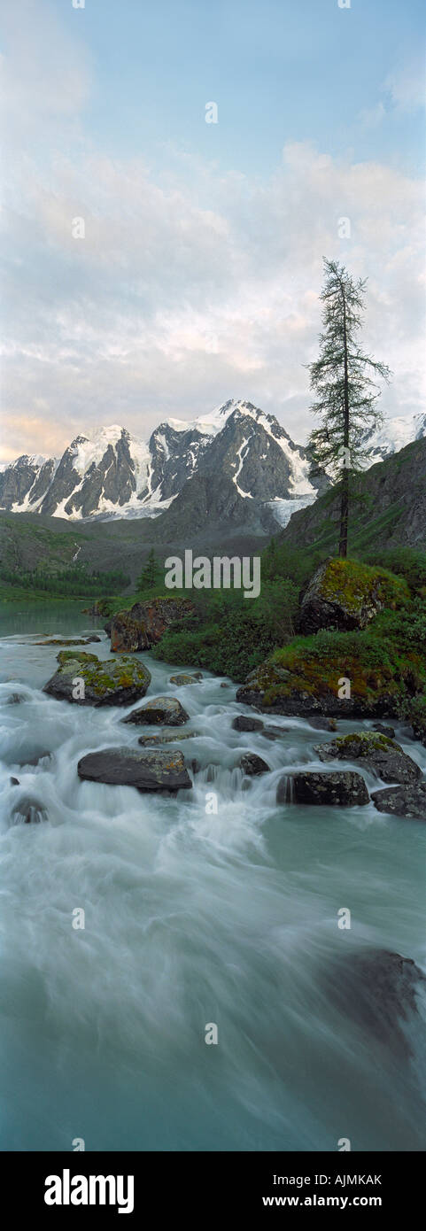 Shavla Fluss. Sunrise. Der Norden-Tschuja-Grat. Altai-Gebirge. Sibirien. Russland Stockfoto