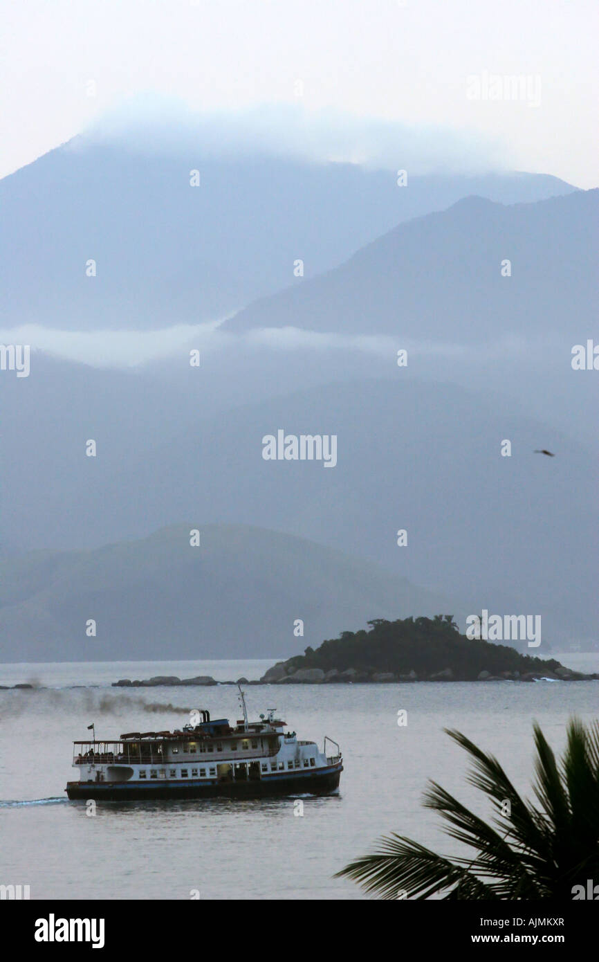 Fähre verlassen Abraão, Ilha Grande in Richtung Angra Dos Reis. Stockfoto