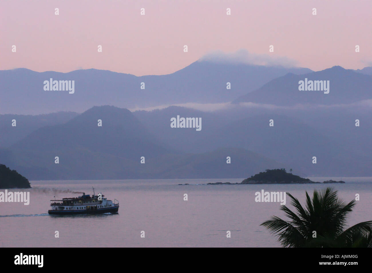 Fähre verlassen Abraão, Ilha Grande in Richtung Angra Dos Reis. Am späten Nachmittag übernommen. Stockfoto