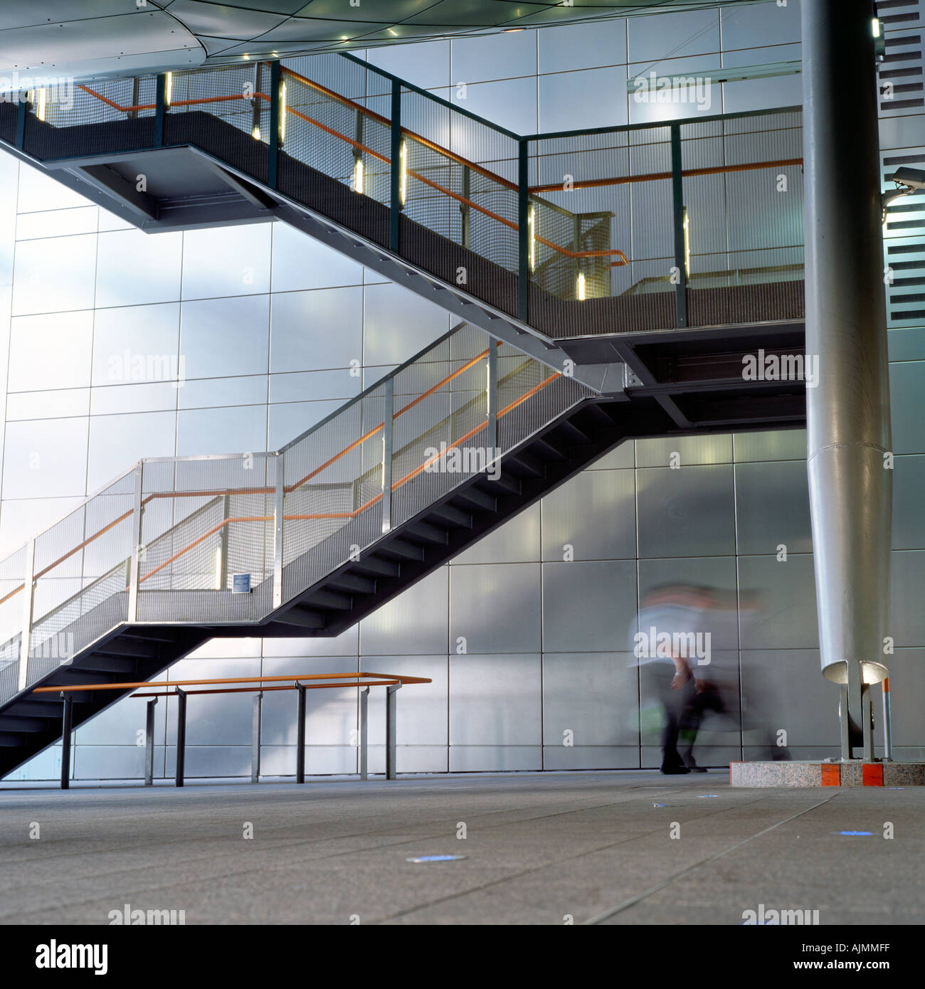 Verschwommene Mann in der Nähe Treppe Stockfoto